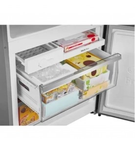 Freezer Hisense em uso armazenando alimentos.